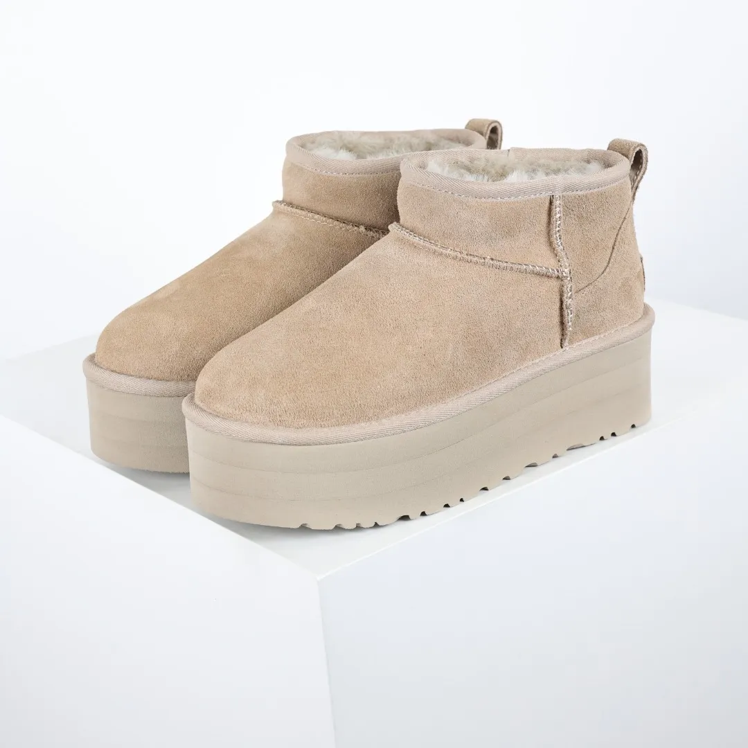 Pick up locally 💰560 Core recommended good price In the new year, uug launched a series of styles, which are partially geared towards the preferences of young consumers and have also moved to the forefront of fashion trends. Shoe body material: water-repellent coated suede upper, 17mm UGGPURE™ implantable wool insole, lightweight non-slip and comfortable rubber outsole, with brand LOGO and trademark, with full packaging Size: 35 36 37 38 39 40